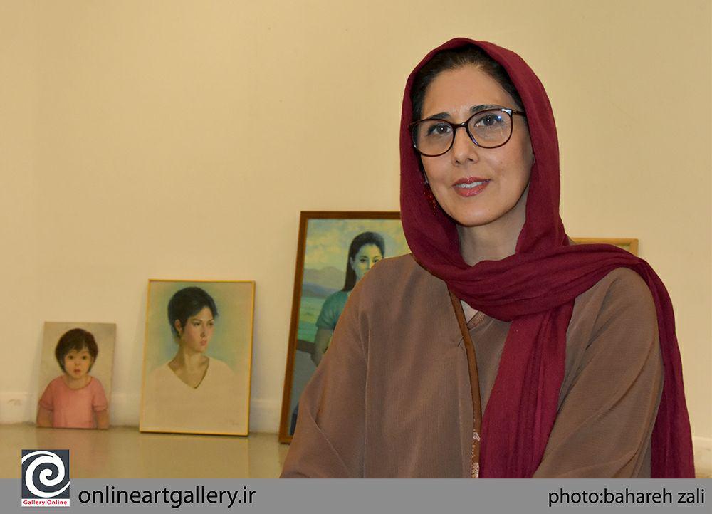 روایت نیوشا جوادیپور از چگونگی چیدمان آثار نمایشگاه "ستایش روز"