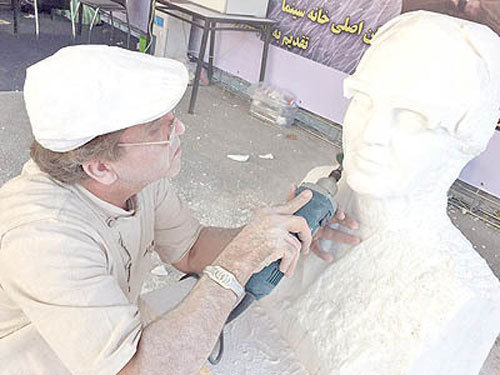 رونمایی از سردیس کیارستمی در هاله‌ای از ابهام
