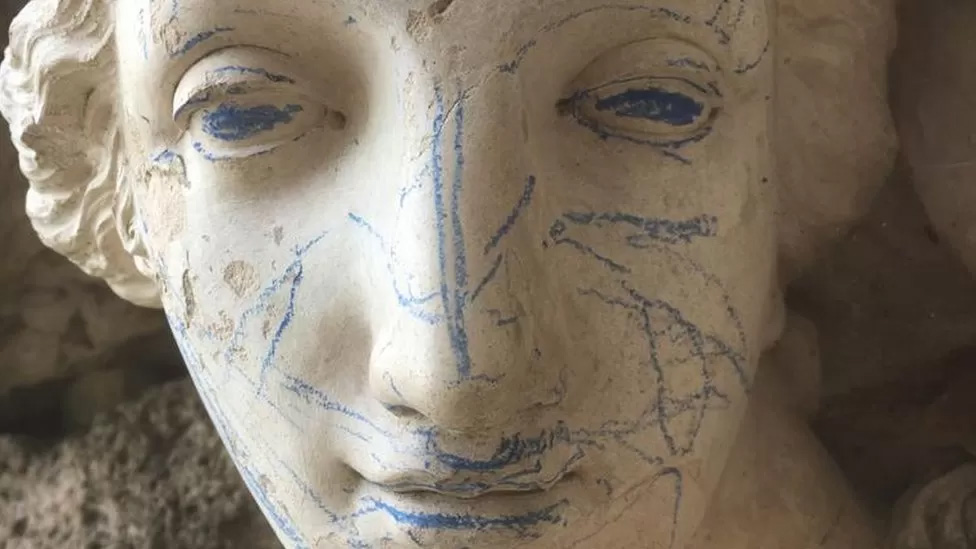 مداد رنگی آبی روی مجسمه 230 ساله