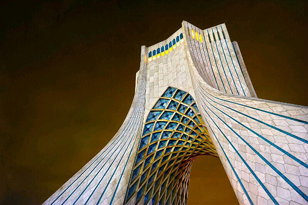 دانشجویان با تخفیف ویژه از برج آزادی بازدید می کنند