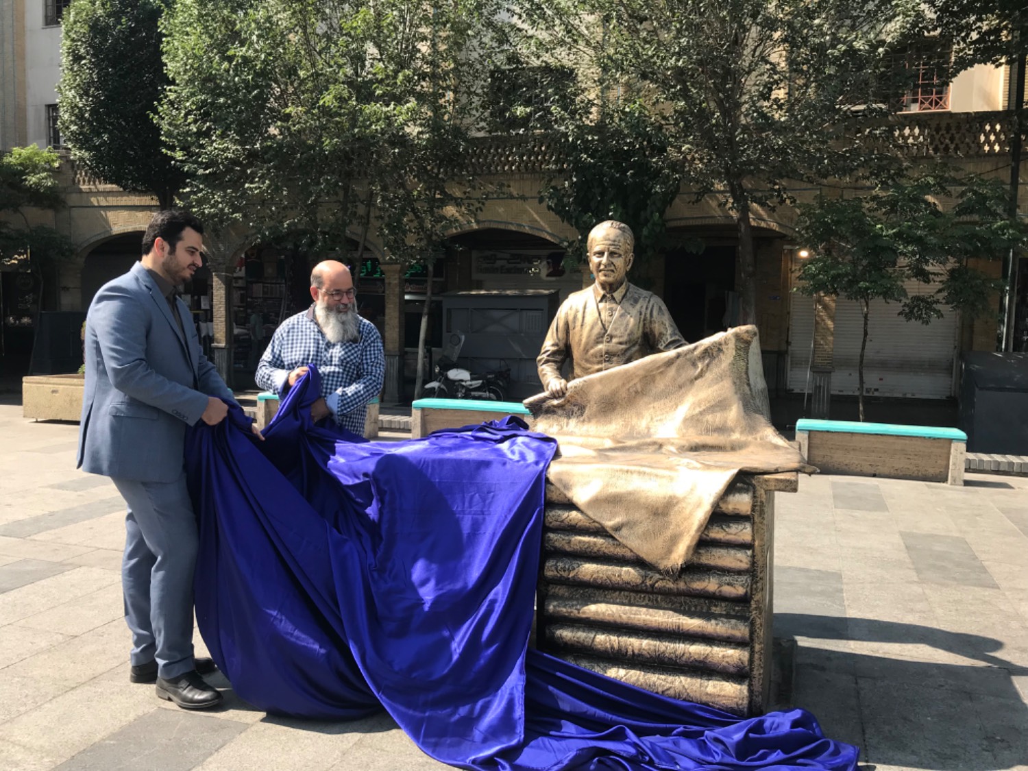 هفت مجسمه "کاسب حبیب خدا" در بازار تهران رونمایی شد
