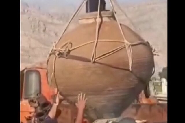انتقال خمره کشفشده در ارسنجان به تخت جمشید